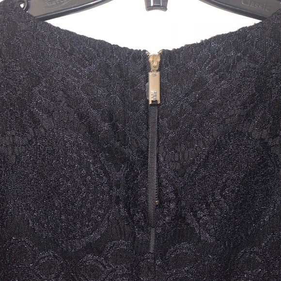 short sleeve midi dress made of medallion lace & outfitted with a scalloped hem. - Picture 4 of 5